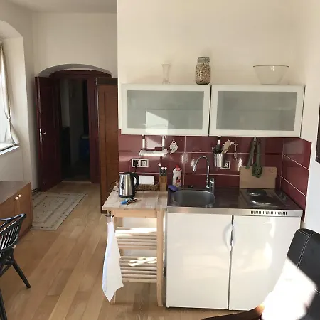 퀸 비 아파트먼츠 *